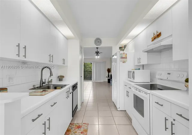 Listing Photo 3 - Condo for sale in building located at 801 Sw 138Th Ave, Pembroke Pines, FL 33027 - Unit #310E