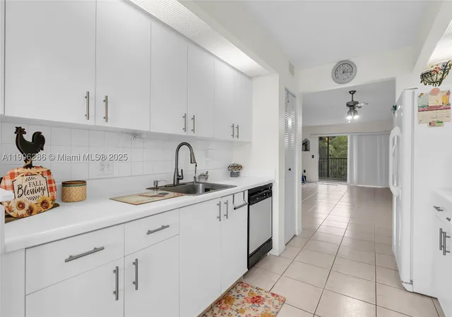 Listing Photo 4 - Condo for sale in building located at 801 Sw 138Th Ave, Pembroke Pines, FL 33027 - Unit #310E