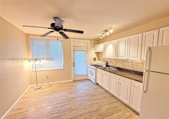 Listing Photo 2 - Condo for sale in building located at 441 Collins Ave, Miami Beach, FL 33139 - Unit #12A