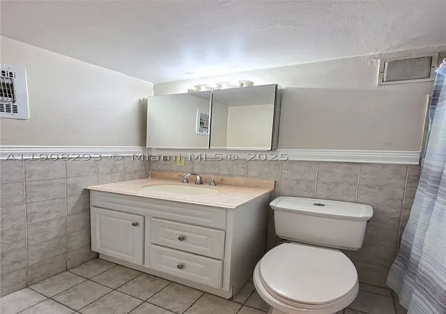 Listing Photo 4 - Condo for sale in building located at 441 Collins Ave, Miami Beach, FL 33139 - Unit #12A