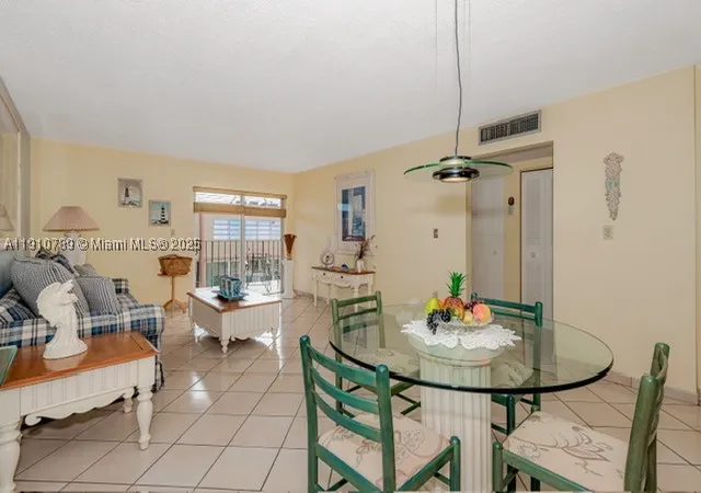 Listing Photo 5 - Condo for sale in building located at 1890 W 56Th St, Hialeah, FL 33012 - Unit #1423