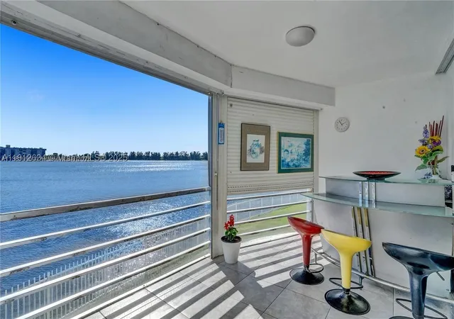 Listing Photo 2 - Condo for sale in building located at 1000 Ne 191St St, Miami, FL 33179 - Unit #21