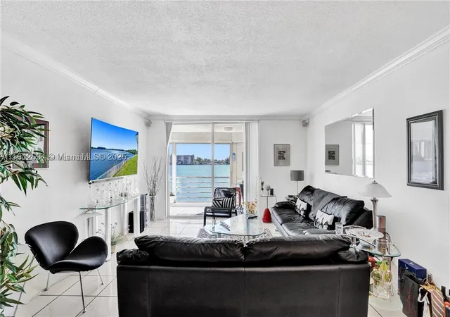 Listing Photo 4 - Condo for sale in building located at 1000 Ne 191St St, Miami, FL 33179 - Unit #21