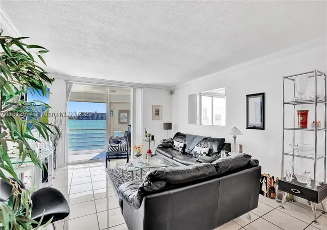 Listing Photo 5 - Condo for sale in building located at 1000 Ne 191St St, Miami, FL 33179 - Unit #21