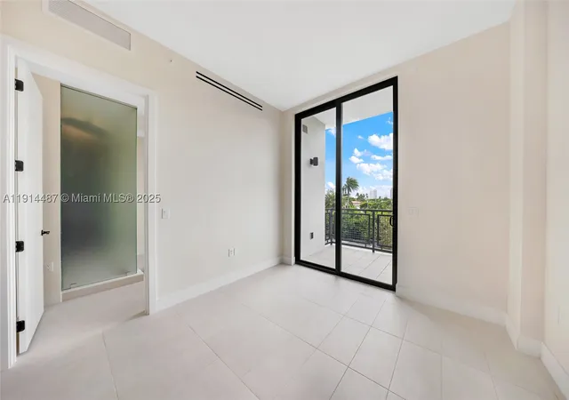 Listing Photo 5 - Condo for sale in building located at 1030 15Th St, Miami Beach, FL 33139 - Unit #306