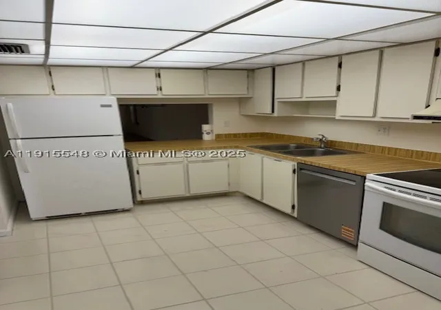 Photo 3 of Condo for sale at 400 Commodore Dr #108, Plantation, FL 33325 | MLS# A11915548 | Listing updated on 2026-09-14