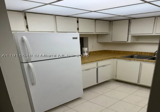 Photo 3 of Condo for sale at 400 Commodore Dr #108, Plantation, FL 33325 | MLS# A11915548 | Listing updated on 2026-09-14