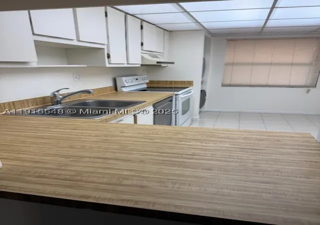 Photo 4 of Condo for sale at 400 Commodore Dr #108, Plantation, FL 33325 | MLS# A11915548 | Listing updated on 2026-09-14
