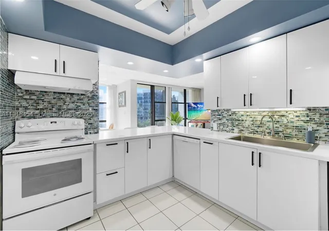 Photo 3 of Condo for sale at 1000 Parkview Dr #518, Hallandale Beach, FL 33009 | MLS# A11916454 | Listing updated on 2026-10-05