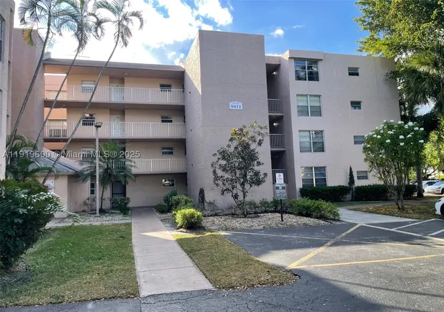 Listing Photo 1 - Condo for sale in building located at 9471 Evergreen Pl, Davie, FL 33324 - Unit #401