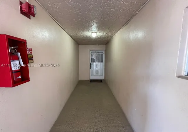 Listing Photo 2 - Condo for sale in building located at 9471 Evergreen Pl, Davie, FL 33324 - Unit #401