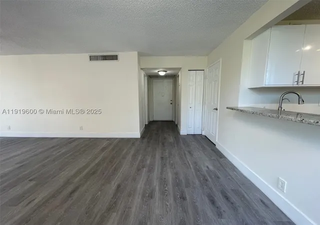 Listing Photo 4 - Condo for sale in building located at 9471 Evergreen Pl, Davie, FL 33324 - Unit #401