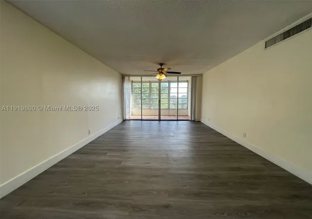 Listing Photo 5 - Condo for sale in building located at 9471 Evergreen Pl, Davie, FL 33324 - Unit #401