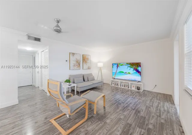 Listing Photo 5 - Condo for sale in building located at 200 Ne 12Th Ave, Hallandale Beach, FL 33009 - Unit #6D