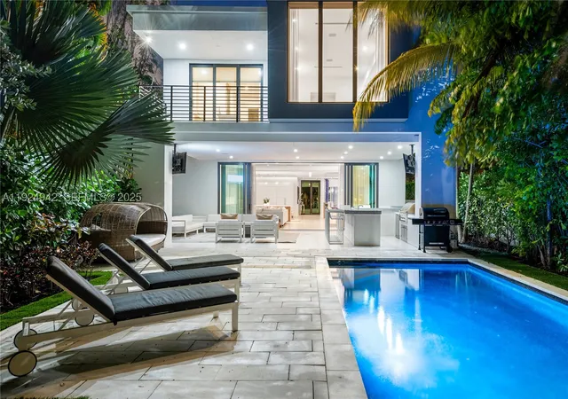 Photo 2 of Mansion for sale at 310 Se 11th Ave, Fort Lauderdale, FL 33301 | MLS# A11924942 | Listing updated on 2026-09-11