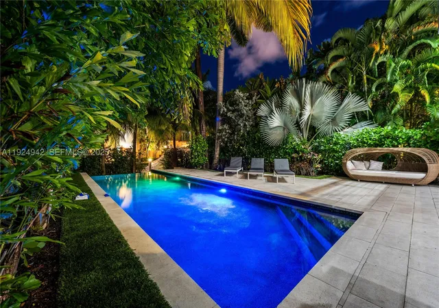 Photo 3 of Mansion for sale at 310 Se 11th Ave, Fort Lauderdale, FL 33301 | MLS# A11924942 | Listing updated on 2026-09-11