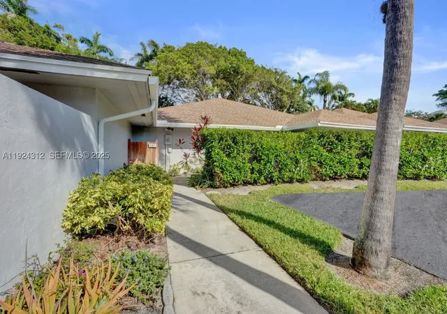 Photo 1 of Sale Pending at 9 S Lakeshore Dr, Lake Worth, FL 33462 | MLS# A11924312 | Listing updated on 2026-09-02