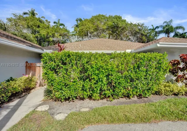 Photo 2 of Sale Pending at 9 S Lakeshore Dr, Lake Worth, FL 33462 | MLS# A11924312 | Listing updated on 2026-09-02