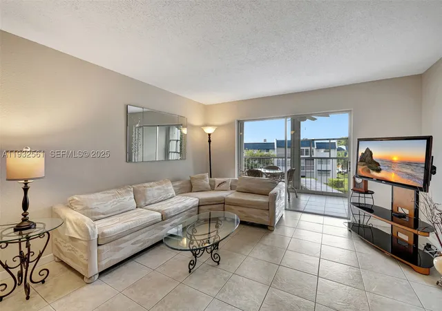 Listing Photo 2 - Condo for sale in building located at 7897 Golf Cir Dr, Pompano Beach, FL 33063 - Unit #309