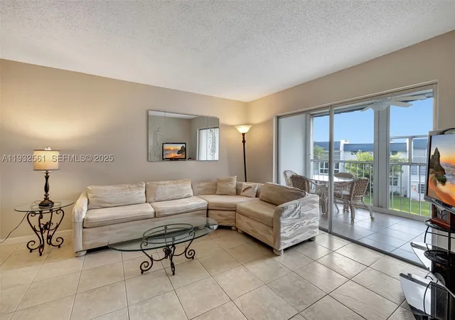 Listing Photo 3 - Condo for sale in building located at 7897 Golf Cir Dr, Pompano Beach, FL 33063 - Unit #309