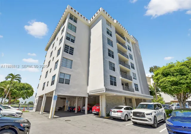 Listing Photo 2 - Condo for sale in building located at 9250 W Bay Harbor Dr, Bay Harbor Islands, FL 33154 - Unit #5D