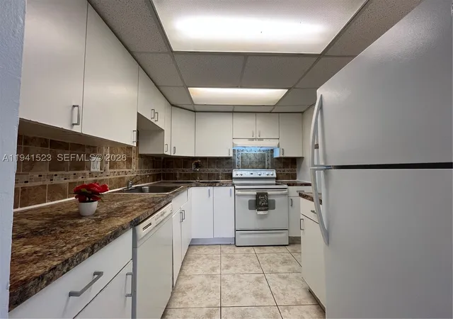 Listing Photo 3 - Condo for sale in building located at 4354 Nw 9Th Ave, Pompano Beach, FL 33064 - Unit #12-1C