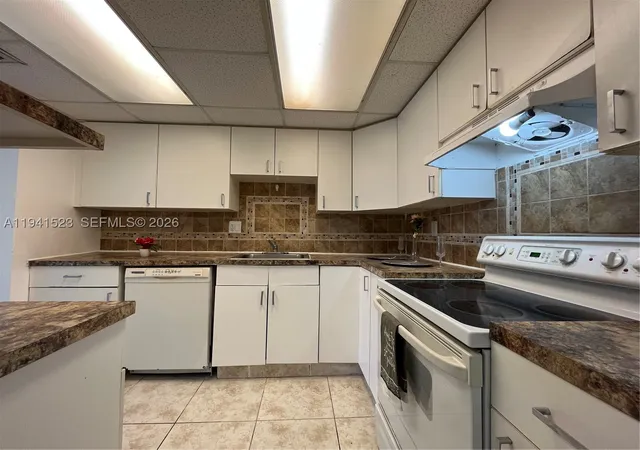 Listing Photo 4 - Condo for sale in building located at 4354 Nw 9Th Ave, Pompano Beach, FL 33064 - Unit #12-1C