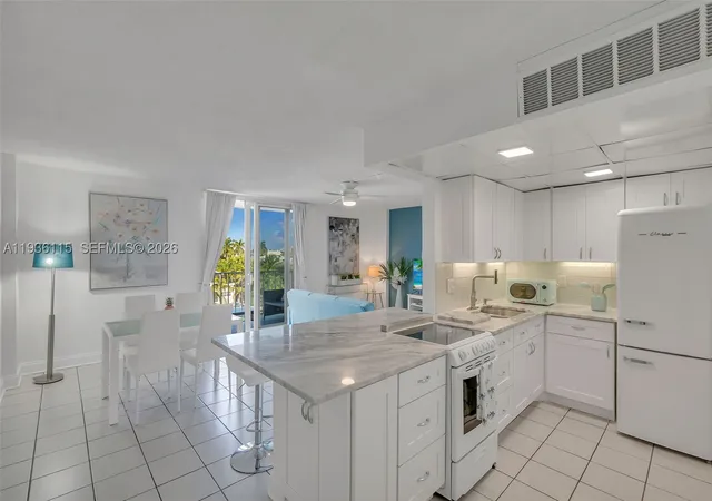 Listing Photo 4 - Condo for sale in building located at 1731 SE 15th St, Fort Lauderdale, FL 33316 - Unit #511
