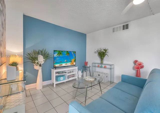 Listing Photo 5 - Condo for sale in building located at 1731 SE 15th St, Fort Lauderdale, FL 33316 - Unit #511