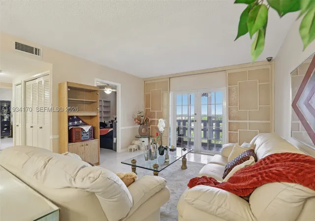 Listing Photo 2 - Condo for sale in building located at 4350 Hillcrest Dr, Hollywood, FL 33021 - Unit #702