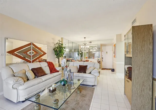 Listing Photo 4 - Condo for sale in building located at 4350 Hillcrest Dr, Hollywood, FL 33021 - Unit #702