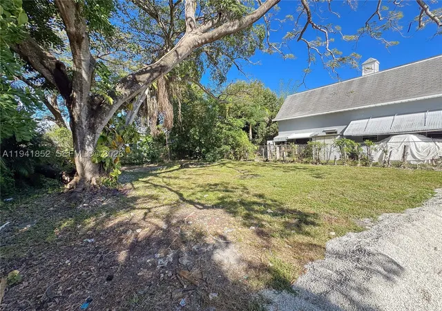 Photo 2 of Sale Pending at 953 Ne 37th St, Oakland Park, FL 33334 | MLS# A11941852 | Listing updated on 2026-09-25