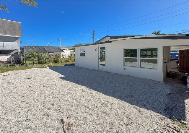 Photo 3 of Sale Pending at 953 Ne 37th St, Oakland Park, FL 33334 | MLS# A11941852 | Listing updated on 2026-09-25