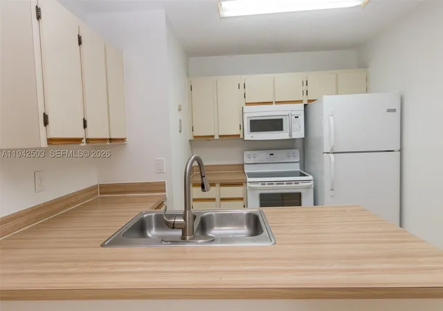 Listing Photo 4 - Condo for sale in building located at 18328 Nw 68Th Ave, Miami, FL 33015 - Unit #P