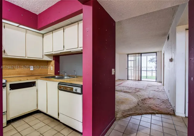 Listing Photo 4 - Condo for sale in building located at 114 Lake Emerald Dr, Oakland, FL 33309 - Unit #104