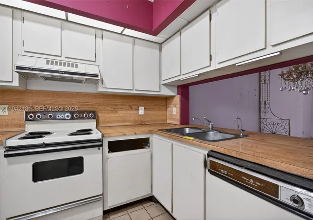 Listing Photo 5 - Condo for sale in building located at 114 Lake Emerald Dr, Oakland, FL 33309 - Unit #104