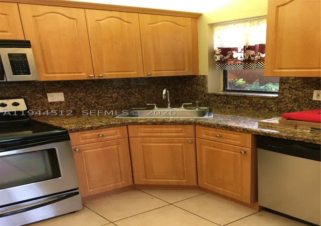 Listing Photo 4 - Condo for sale in building located at 3818 Coral Tree Cir, Coconut Creek, FL 33073 - Unit #3818