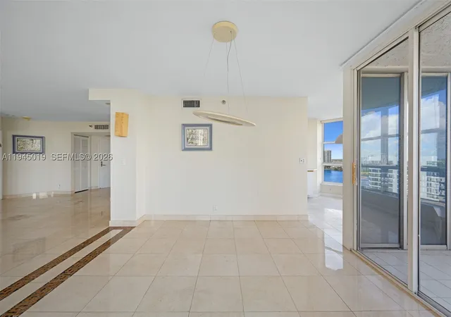 Listing Photo 4 - Condo for sale in building located at 19101 Ne 36Th Ct, Miami, FL 33180 - Unit #2006