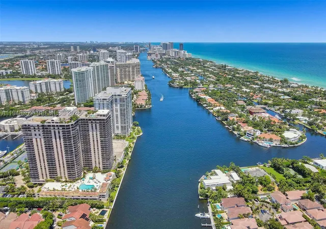Listing Photo 3 - Condo for sale in building located at 19355 Turnberry Wy, Aventura, FL 33180 - Unit #8L