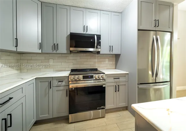 Listing Photo 5 - Condo for sale in building located at 8019 Nw 15Th Mnr, Plantation, FL 33322 - Unit #8019