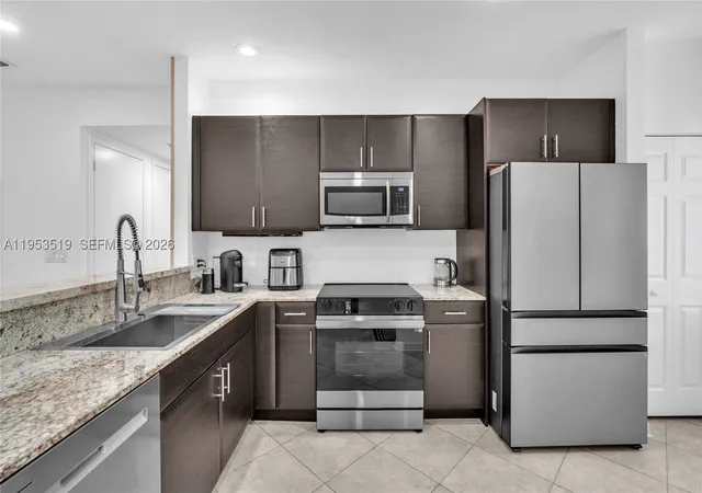 Listing Photo 4 - Condo for sale in building located at 121 Nw 2Nd Ave, Hallandale Beach, FL 33009 - Unit #4