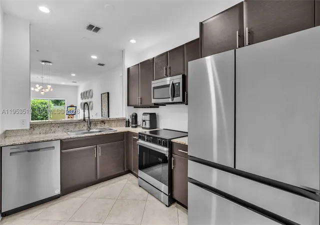 Listing Photo 5 - Condo for sale in building located at 121 Nw 2Nd Ave, Hallandale Beach, FL 33009 - Unit #4