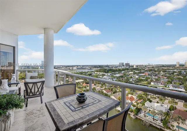 Listing Photo 3 - Condo for sale in building located at 3598 Yacht Clb Dr, Miami, FL 33180 - Unit #PH2