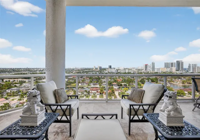 Listing Photo 4 - Condo for sale in building located at 3598 Yacht Clb Dr, Miami, FL 33180 - Unit #PH2