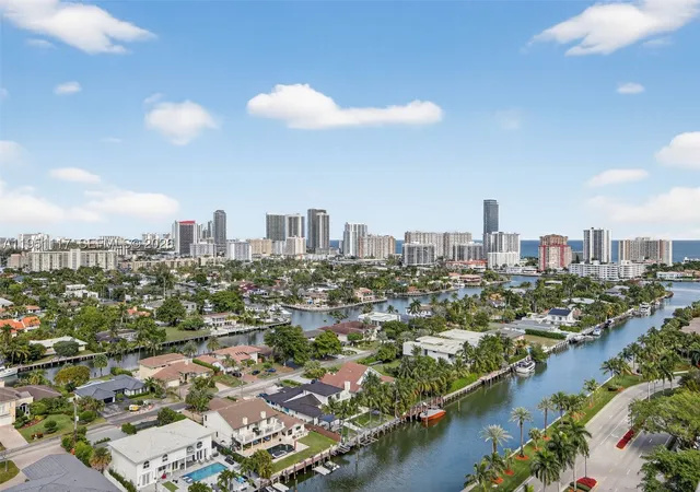 Listing Photo 5 - Condo for sale in building located at 3598 Yacht Clb Dr, Miami, FL 33180 - Unit #PH2