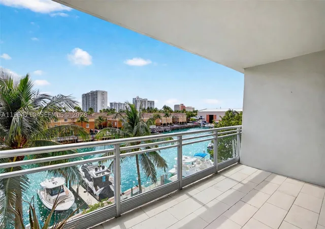 Listing Photo 5 - Condo for sale in building located at 2950 Ne 188Th St, Miami, FL 33180 - Unit #302