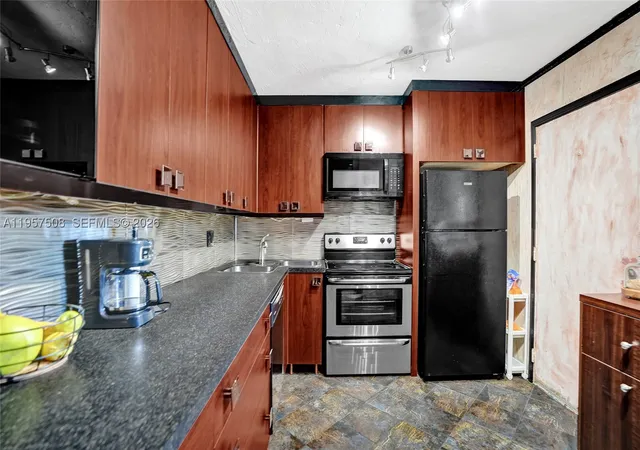 Listing Photo 3 - Condo for sale in building located at 1000 Ne 12Th Ave, Hallandale Beach, FL 33009 - Unit #505