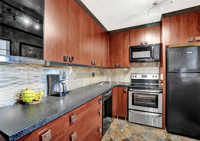 Listing Photo 4 - Condo for sale in building located at 1000 Ne 12Th Ave, Hallandale Beach, FL 33009 - Unit #505