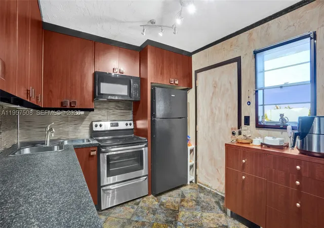 Listing Photo 5 - Condo for sale in building located at 1000 Ne 12Th Ave, Hallandale Beach, FL 33009 - Unit #505