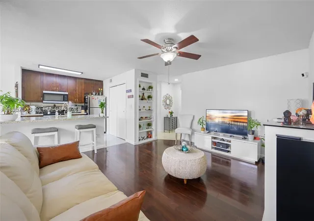 Listing Photo 5 - Condo for sale in building located at 777 Riverside Dr, Coral Springs, FL 33071 - Unit #1521